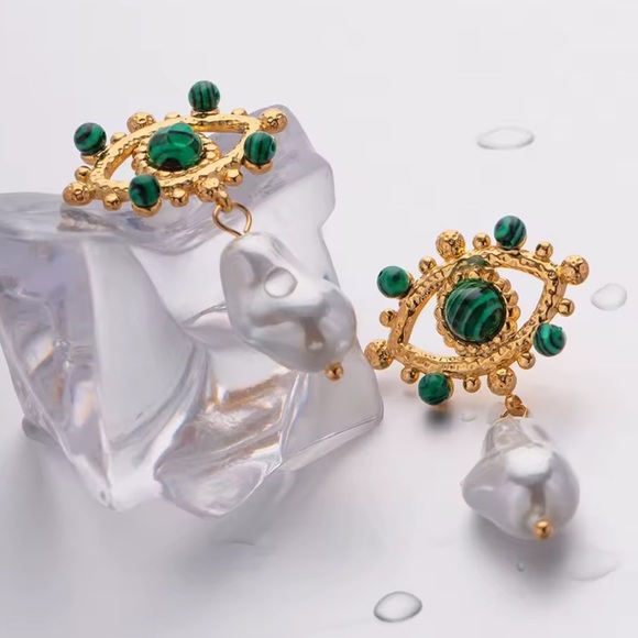 Pearl Eye Malachite Elegant Gold Earrings - Picture 5 of 6